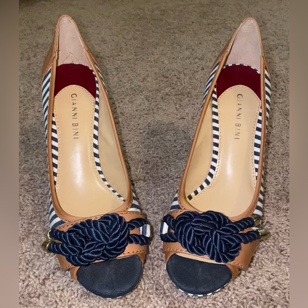 Size 9 sailor blue Gianni Bini heels.